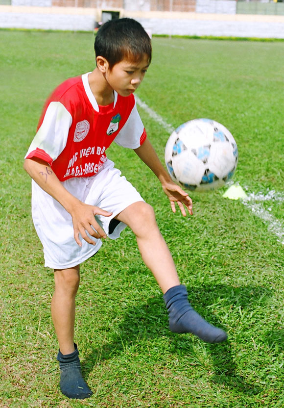 Hình ảnh U19 Việt Nam chân trần 7 năm về trước khiến dân mạng thích thú