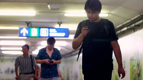 Trung Quốc có làn đường dành riêng cho những “con nghiện” smartphone 9