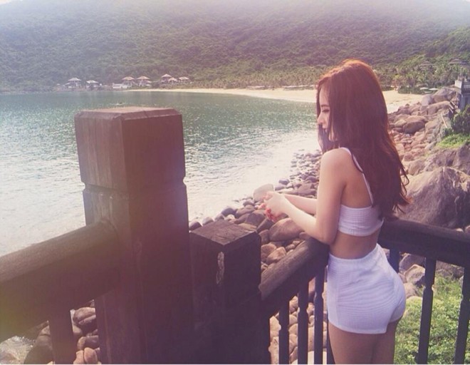 Angela Phương Trinh mặc bikini gợi cảm trên biển Đà Nẵng 6
