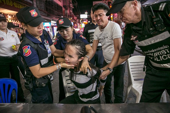 Cận cảnh cuộc truy quét gái mại dâm ở phố đèn đỏ nổi tiếng Thái Lan 8