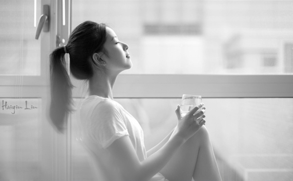 'Cô bé trà sữa' đẹp tinh khôi bên khung cửa sổ