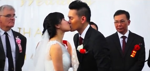 Clip cưới xúc động của cặp đôi khiến hàng triệu trái tim thổn thức