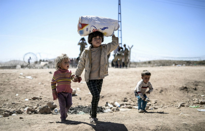Xót xa hàng nghìn trẻ em Syria lếch thếch 'chạy loạn' phiến quân IS 12