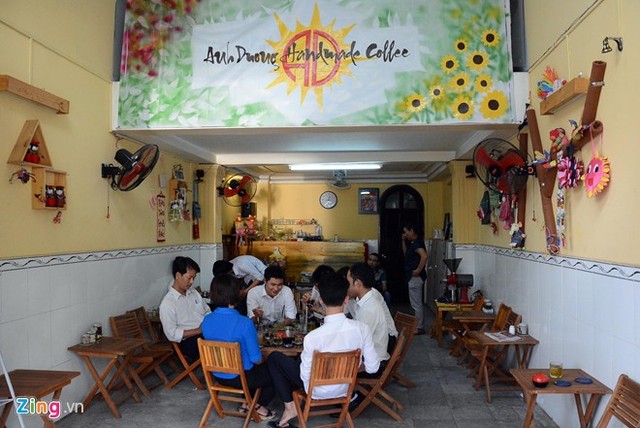 Cô bé 9 tuổi mở quán cà phê độc đáo tại Sài Gòn 5 Cô bé 9 tuổi mở quán cà phê độc đáo tại Sài Gòn 5