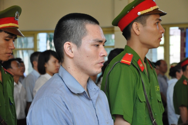 Lý Nguyễn Chung bị dân bức xúc tát vào mặt khi ra xe về trại giam 5