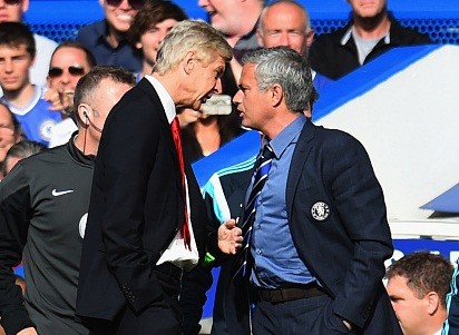 Wenger và Mourinho suýt 'tẩn' nhau trên sân trong trận derby London