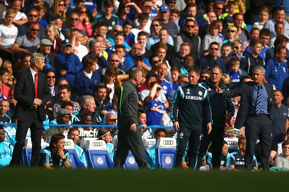 Wenger và Mourinho suýt 'tẩn' nhau trên sân trong trận derby London