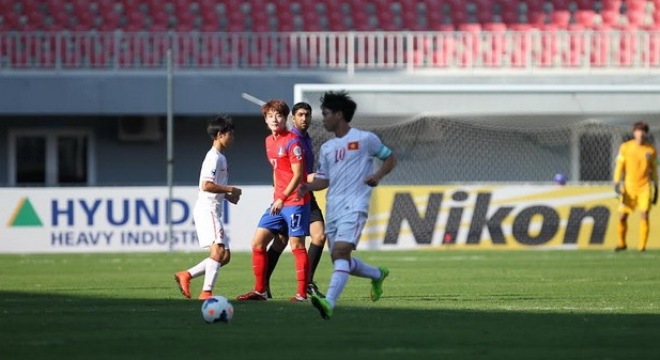 HLV U19 Hàn Quốc bất ngờ vì Công Phượng quá ...tệ