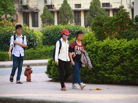 Sinh viên Y Hà Nội ngơ ngác với cấm quần jeans
