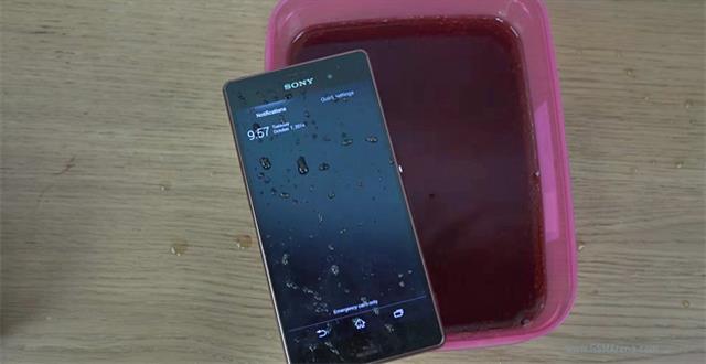 Sony Xperia Z3 thách thức khả năng chống thấm với Coca Cola