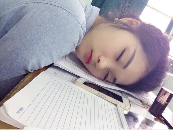 Nữ sinh Việt ngủ gật trong lớp gây 