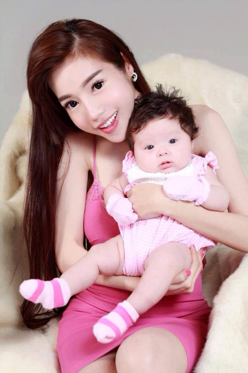 Cộng đồng mạng phát sốt với vẻ đẹp lai của con gái Elly Trần