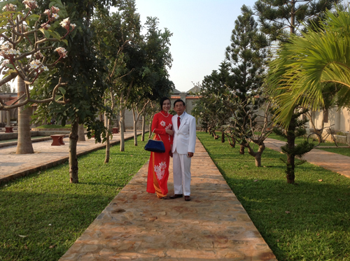 Khoảnh khắc hạnh phúc của đại gia U70 Lê Ân bên vợ trẻ 21 tuổi 9