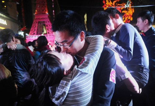 40 cặp đôi 'kiệt sức' khi thi hôn để giành iPhone 6