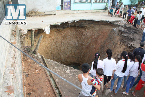 Hình ảnh Hố tử thần ở Thanh Hóa: Sụt đất mà tưởng ba con bò làm sập chuồng số 4