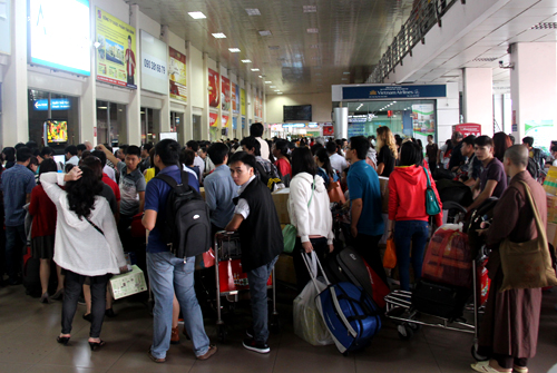 Phó Chủ tịch Quốc hội chê sân bay Nội Bài “bẩn không thể tưởng”