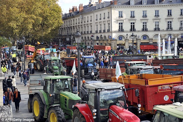 Nông dân Pháp mang hàng trăm tấn phân đi biểu tình 9