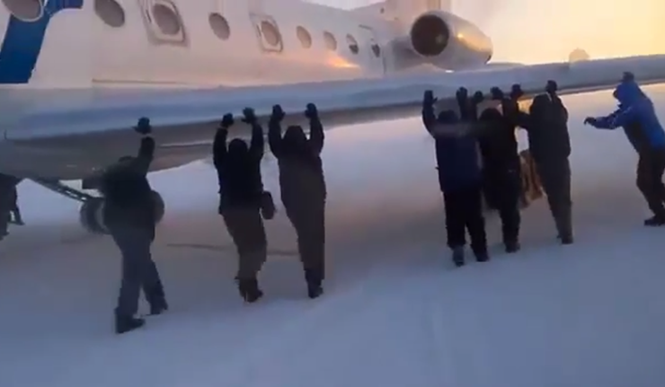 Nga: Máy bay bị đóng băng, toàn bộ hành khách phải xúm vào đẩy 4