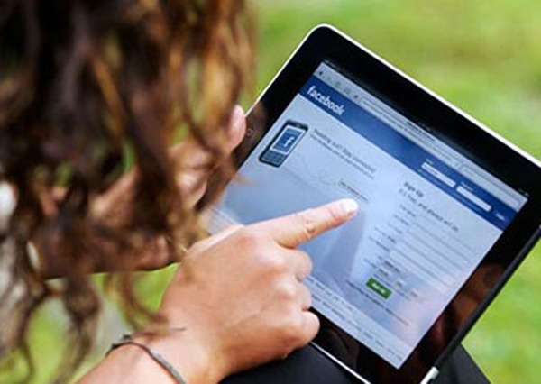 Bốn nữ sinh bỏ nhà đi tìm người bạn trai quen trên Facebook
