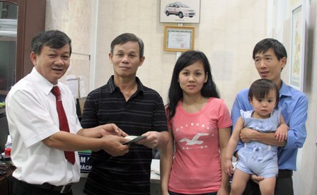 Tài xế taxi trả lại 8.000 USD cho khách Việt kiều để quên