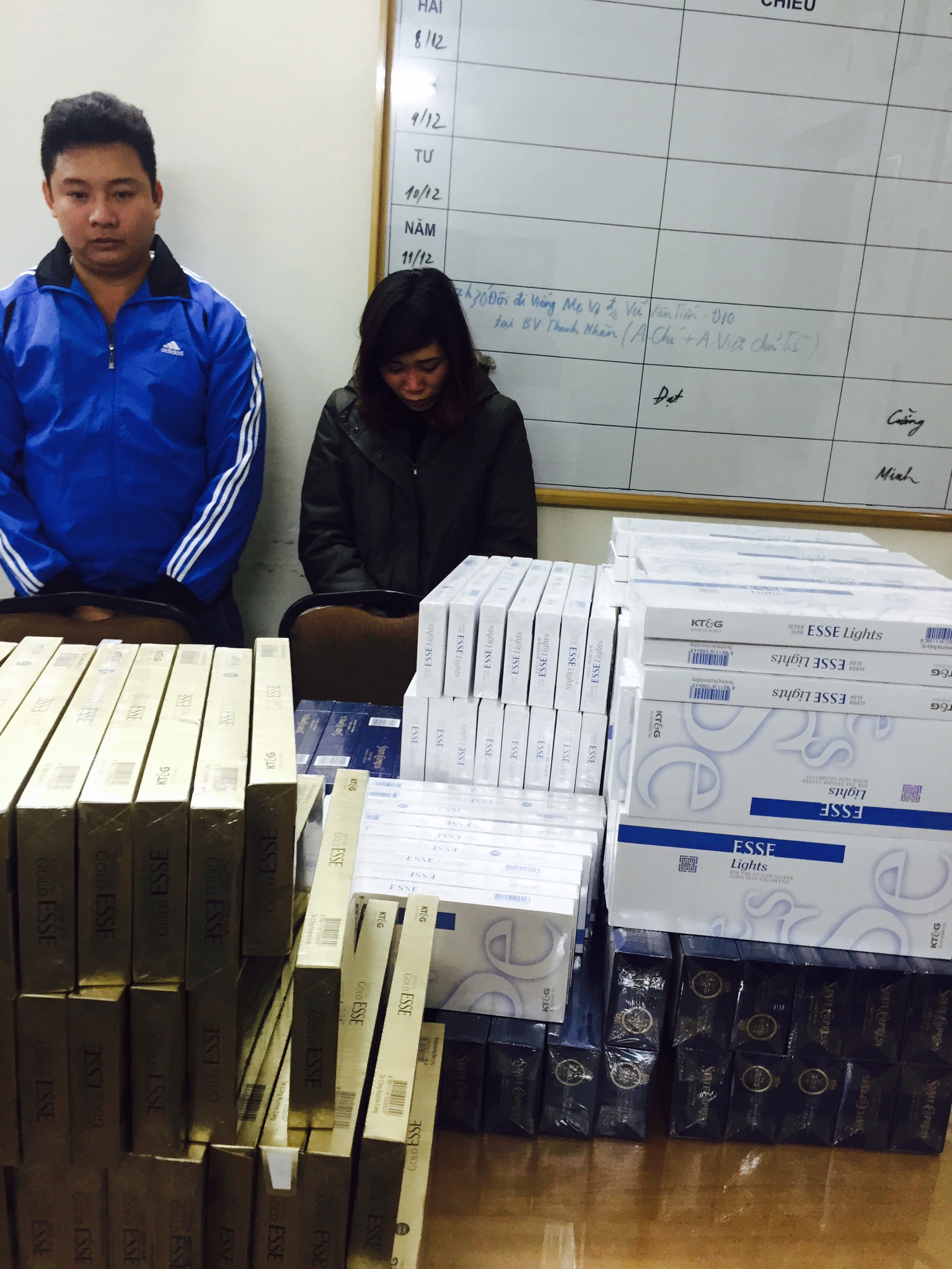Hà Nội: Bắt khẩn cấp đối tượng buôn bán gần 3.000 bao thuốc lá lậu 5