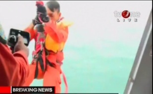 Cận cảnh vớt thi thể hành khách tại hiện trường máy bay QZ8501 gặp nạn 6
