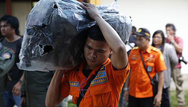 Cận cảnh những vật thể vớt được từ máy bay gặp nạn QZ8501 11