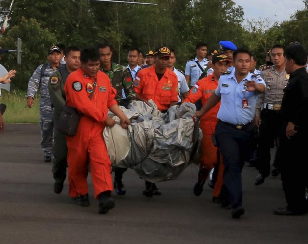 Đưa hai thi thể nạn nhân QZ8501 về với người thân (cập nhật) 9