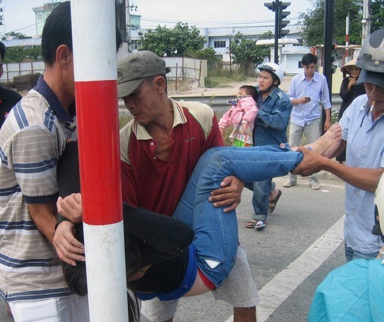 Du xuân đầu năm, ba mẹ con gặp tai nạn trên đường