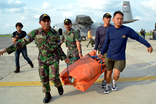 Tìm thấy thi thể hành khách máy bay QZ8501 có đeo địu trẻ em 5