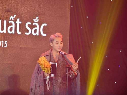 Sơn Tùng đạt giải 'ca sĩ trẻ xuất sắc nhất của năm' giữa bão scandal 5