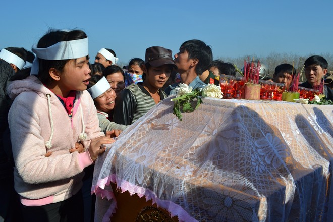 Thầy, bạn khóc ngất trong đám tang nữ sinh bị sát hại trong đêm - Tinmoi.vn
