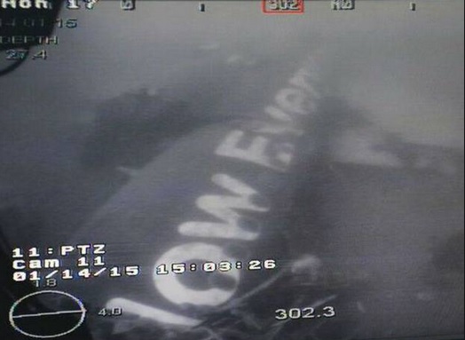 Thân máy bay QZ8501 lại bị rơi xuống biển do đứt cáp 5