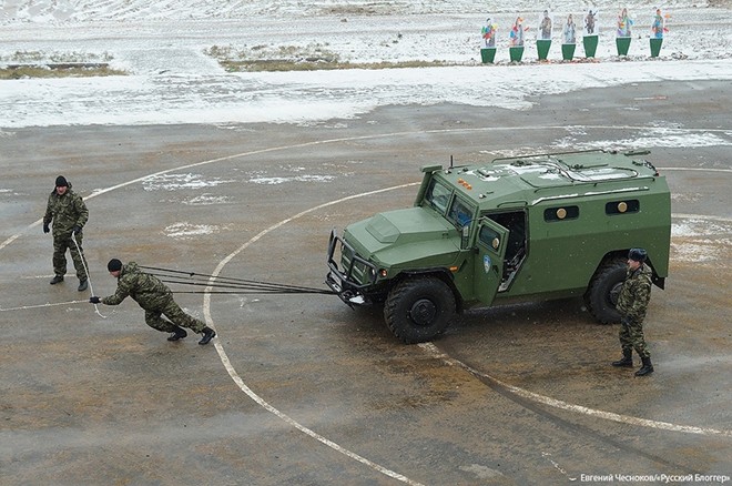 Xem cảnh sát đặc nhiệm Moscow tập luyện với trang bị 'khủng' 12