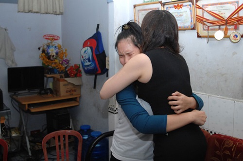 'Cô bé kẹo kéo' ôm Hồ Quỳnh Hương khóc nức nở khi được giúp đỡ 6