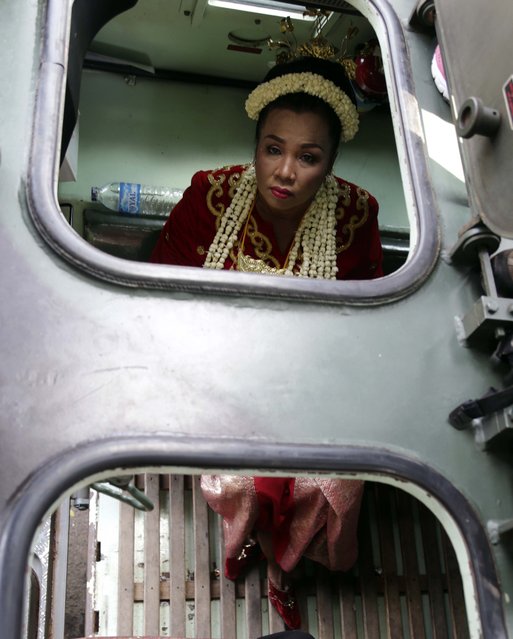 Cận cảnh rước 5.000 cô dâu bằng xe bọc thép ở Indonesia  14