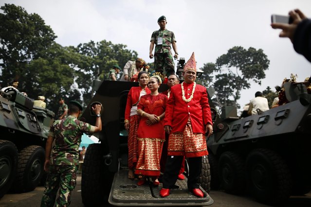 Cận cảnh rước 5.000 cô dâu bằng xe bọc thép ở Indonesia  11
