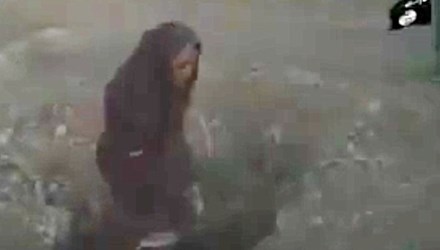 Một phụ nữ may mắn thoát chết dù bị IS hành quyết  4