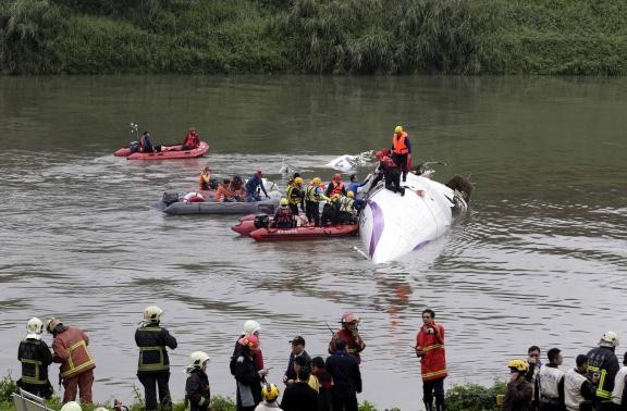 Nỗ lực cứu người sống sót tại hiện trường máy bay Đài Loan gặp nạn 7