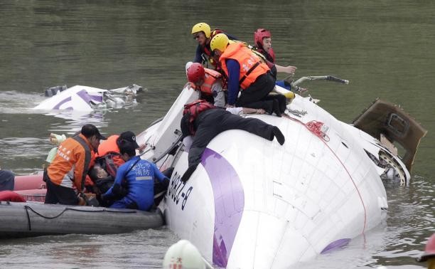 Nỗ lực cứu người sống sót tại hiện trường máy bay Đài Loan gặp nạn 8