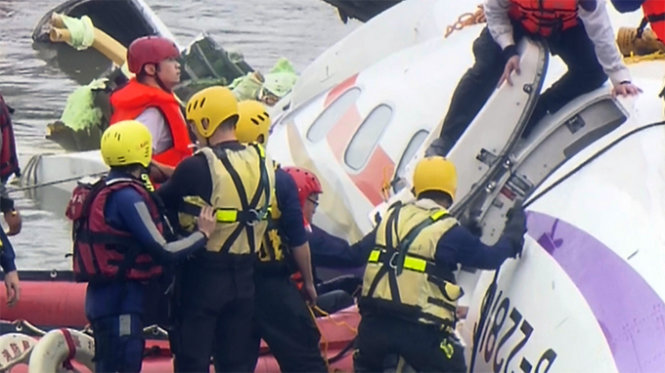 Máy bay Đài Loan rơi: Vớt được hộp đen, phi công và tiếp viên vẫn mất tích 5