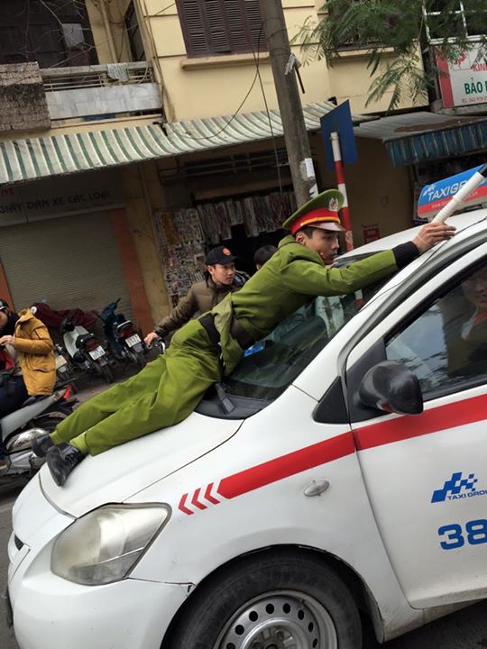 Vụ tài xế taxi hất cảnh sát lên nắp ca pô: Tạm giữ hình sự lái xe
