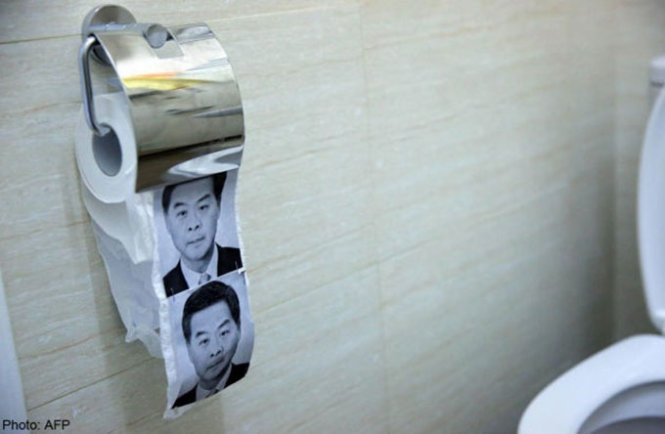Trung Quốc thu hồi giấy vệ sinh in hình trưởng đặc khu Hong Kong 6