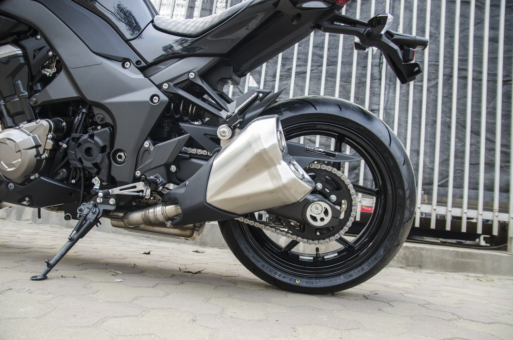 Cận cảnh Kawasaki Z1000 2015 Black Edition tại Hà Nội - Tinmoi.vn