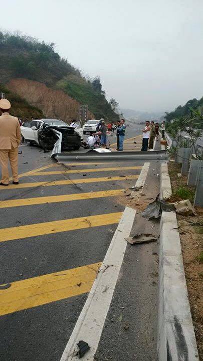 Ô tô nát bét khi đâm vào lan can đường trên cao tốc Nội Bài - Lào Cai 5