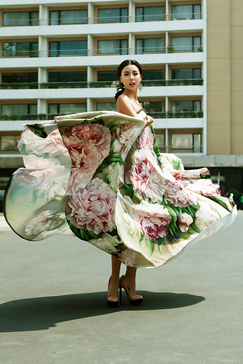 Siêu mẫu Lại Thanh Hương tung tăng váy xòe xuống phố 11