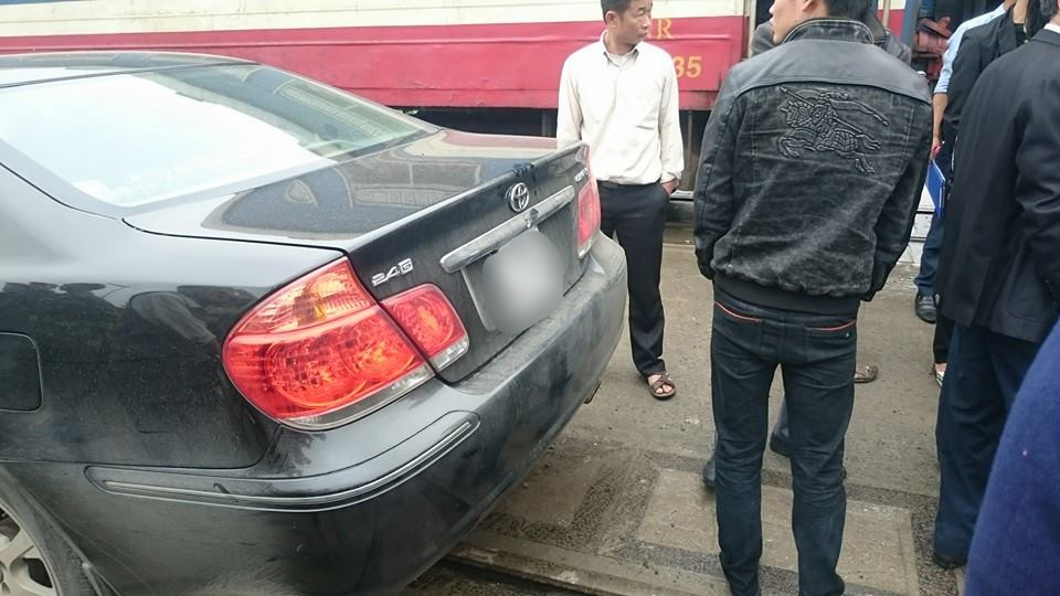 Toyota Camry gặp tai nạn vì chờ tàu hỏa quá gần 7
