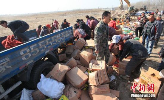 Trung Quốc: Người dân đổ xô đi “hôi” hơn 35 tấn hàng giả 6