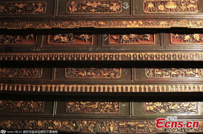 Cận cảnh chiếc giường dát vàng cổ 200 tuổi dát vàng của đại gia 7