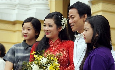 Con gái Thanh Thanh Hiền theo sát mẹ trong ngày cưới 5